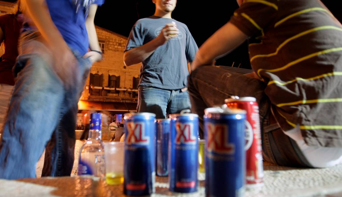 80% (16,000) מבני הנוער המקבלים סיוע, שותים אלכוהול באופן מופרז לפחות שלוש פעמים בשבוע . (למצולמים אין קשר לכתבה) צילום : קובי גדעון / פלאש 90. ארכיון
