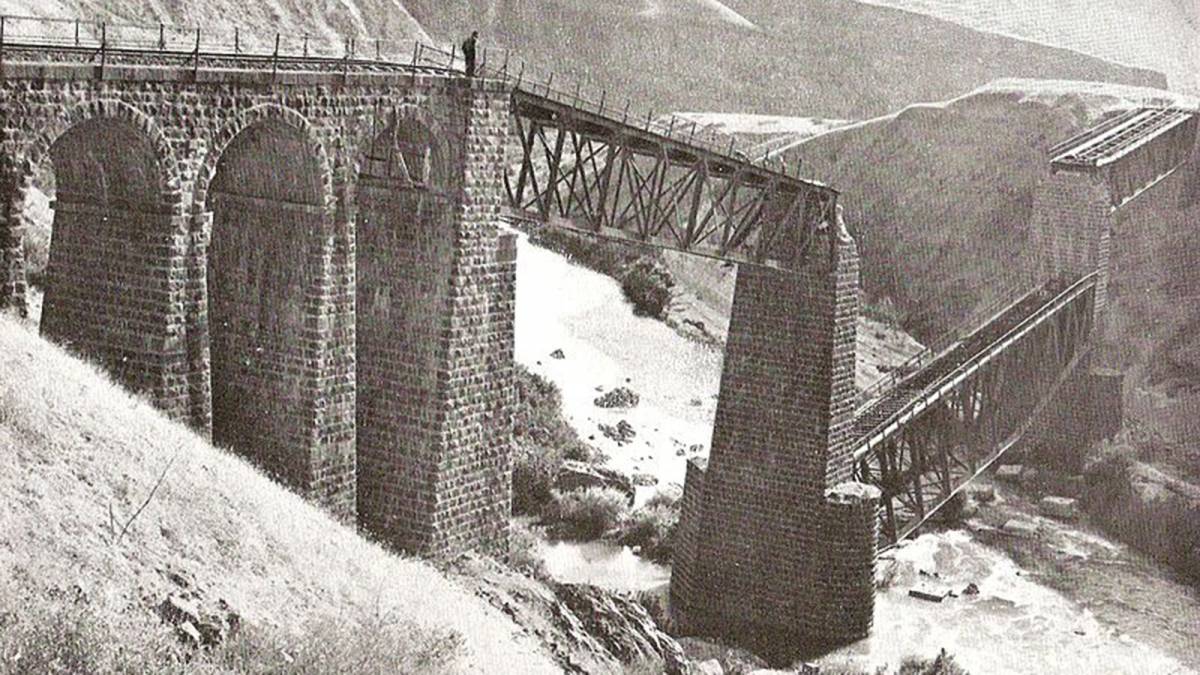 גשר הירמוך ממוטט לאחר הפיצוץ בליל הגשרים. צילום מתוך ויקיפדיה