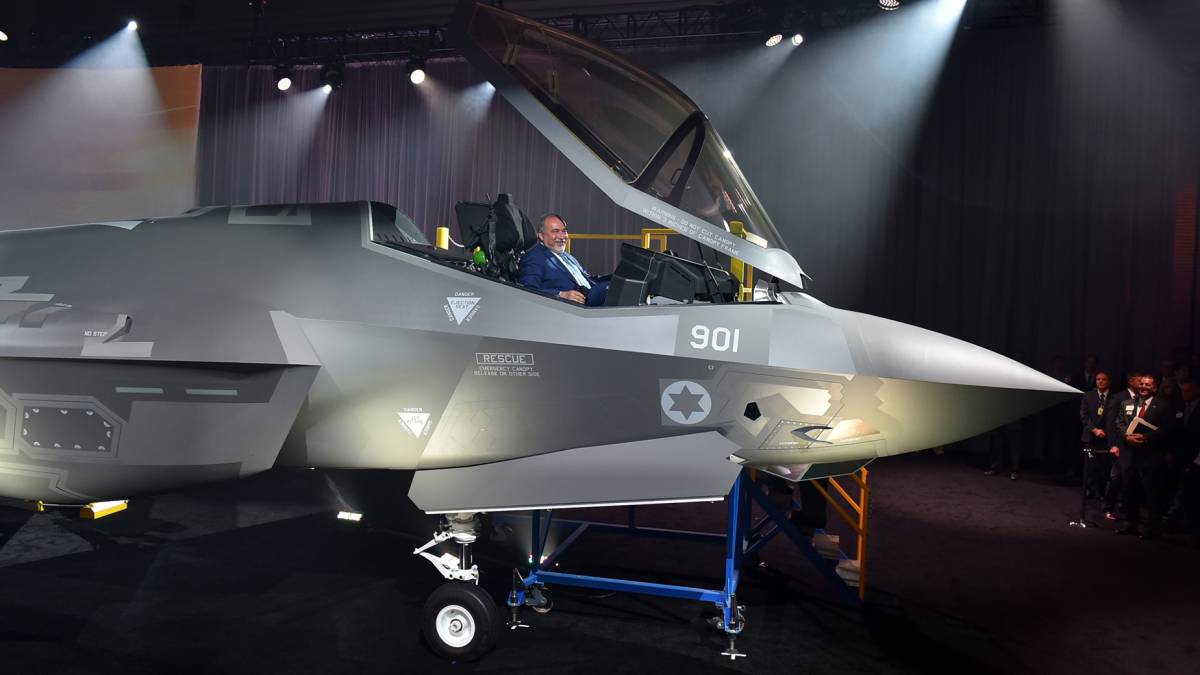 שר הבטחון אביגדור ליברמן ומטוס F35 החדש. צילום: אריאל חרמוני \ משרד הביטחון