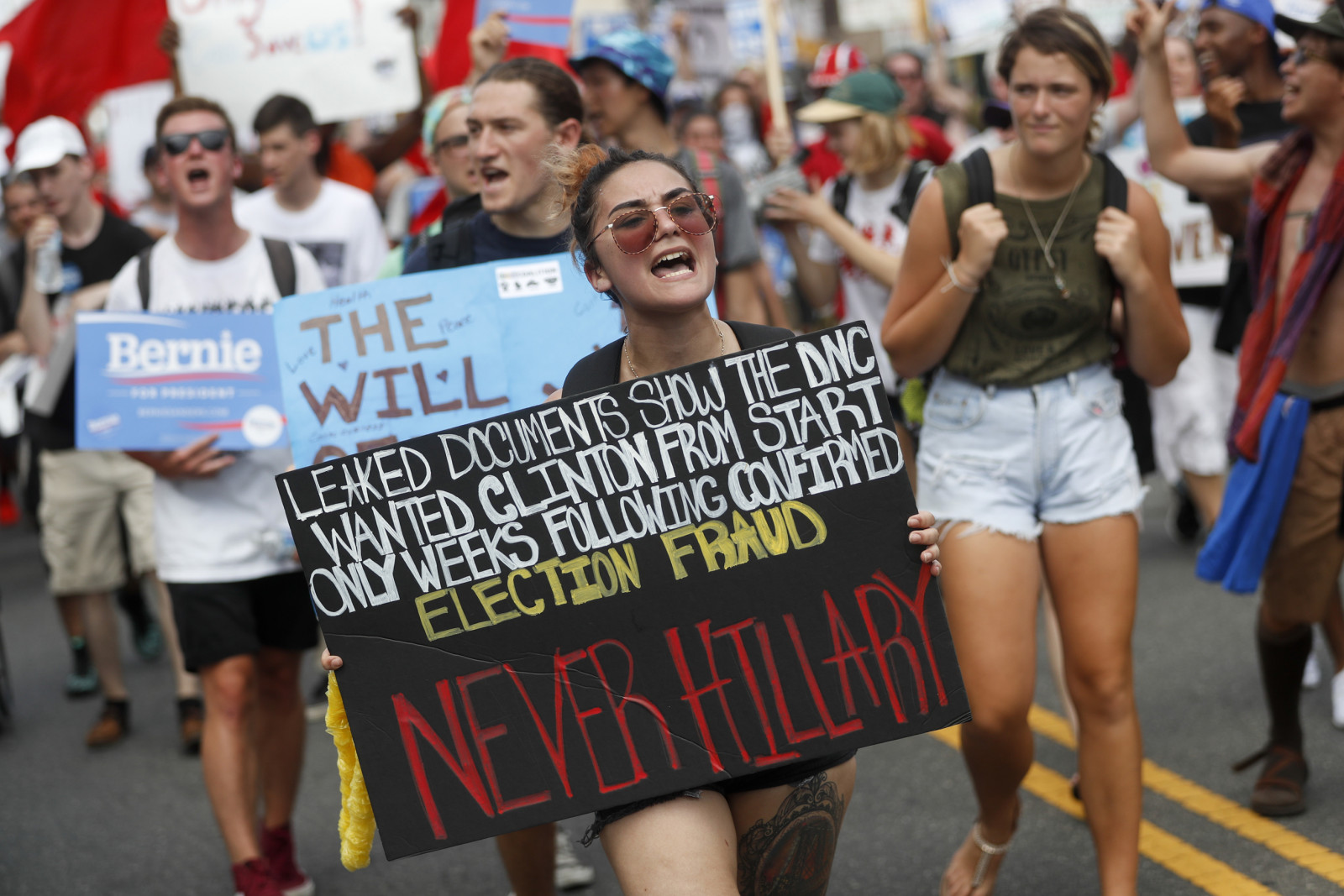 הפגנה של תומכי סנדרס מול הוועידה הדמוקרטית. צילום: AP