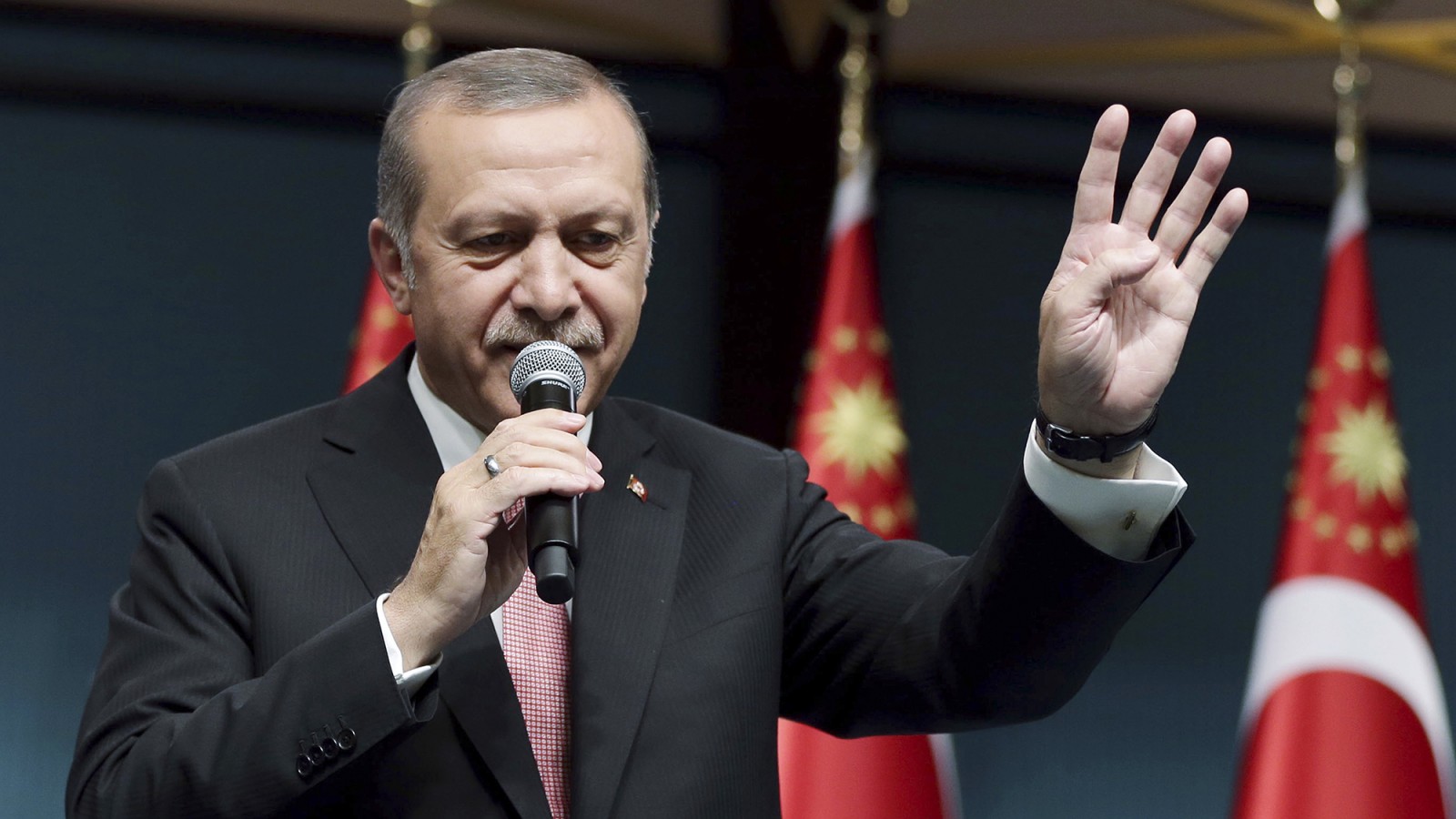 ארדואן הנאום בעקבות ישיבת חירום של הממשלה הטורקית לאחר נסיון ההפיכה הצבאית. צילום: סוכנות AP