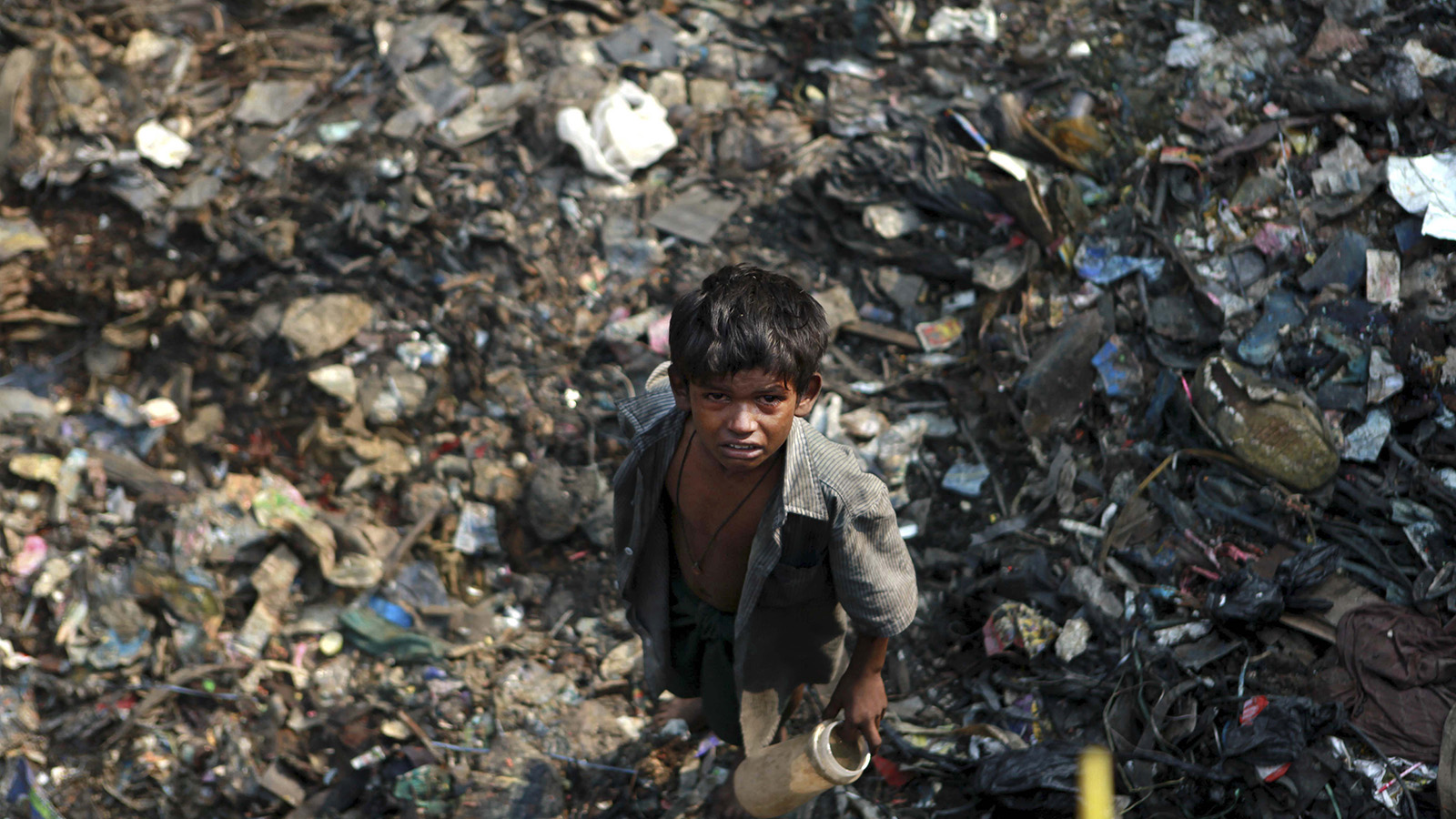 ילד הודי בשכונת העוני המרכזית במומבאי (צילום ארכיון: סוכנות AP).