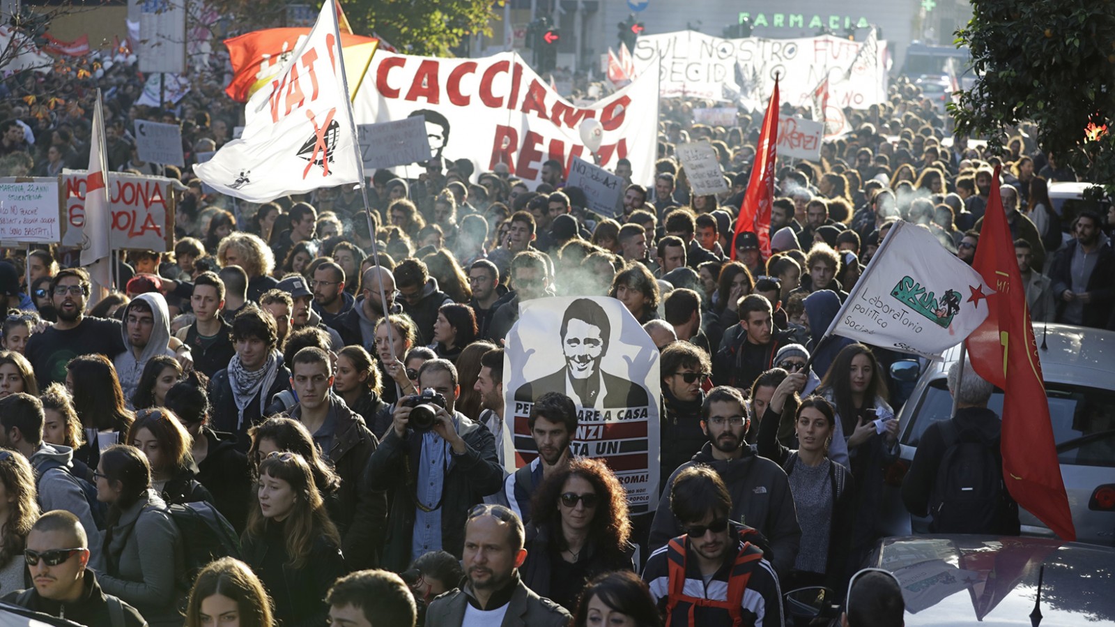 מתנגדים לשינוי החוקתי צועדים ברחובות איטליה נושאים שלטים "נוציא את רנצי" (צילום: AP)