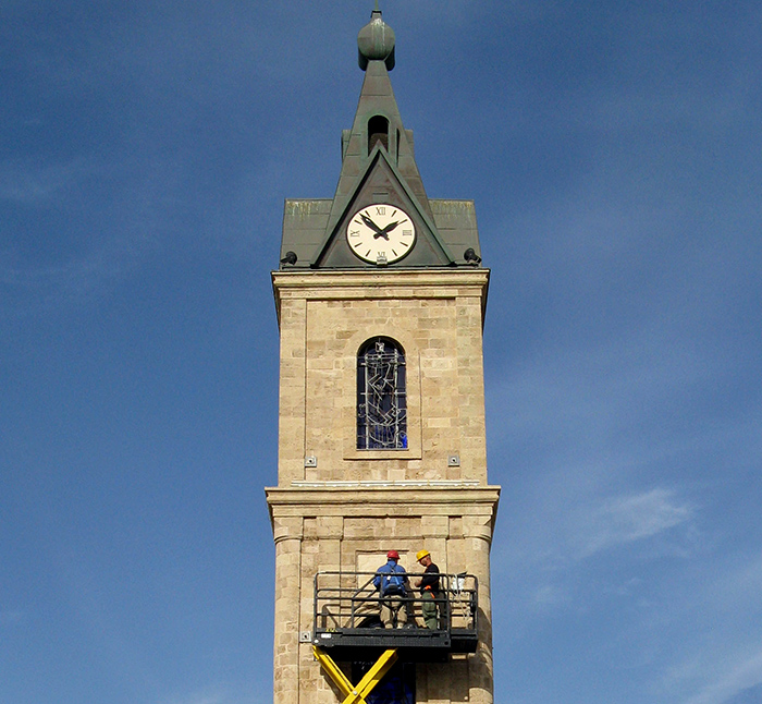 משמרי רשות העתיקות מחזירים את חותם הסולטן למגדל (צילום: ניקי דוידוב-רשות העתיקות).