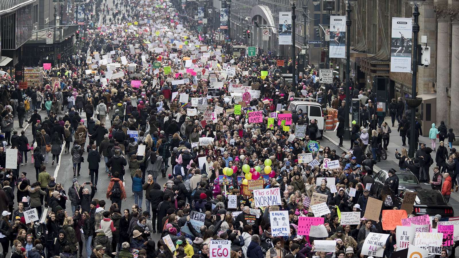 אלפים צועדים ברחוב 42 בניו יורק במהלך המחאה. (צילום: Mary Altaffer Q / סוכנות AP).