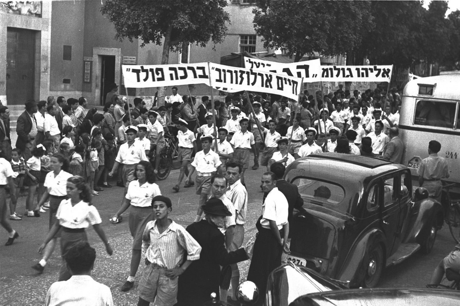 תהלוכת האחד במאי 1947 (צילום ארכיון: לע"מ)