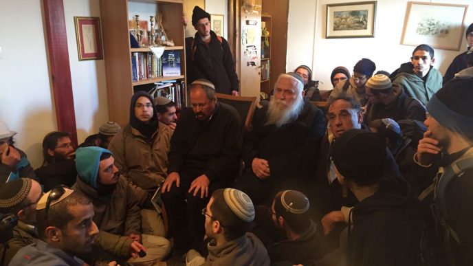 הרב דרוקמן בביתו של רב המאחז עמונה יאיר פרנק (תמונה: דוברות ישיבת בני עקיבא)