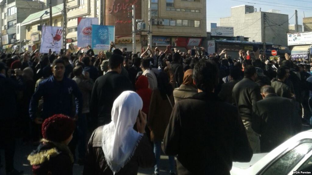 הפגנה בעיר קרמנשה, איראן, במחאה על המצב הכלכלי במדינה וכנגד האייתוללה עלי חמינאי. 29 בדצמבר 2017 (צילום מתוך ויקימדיה)