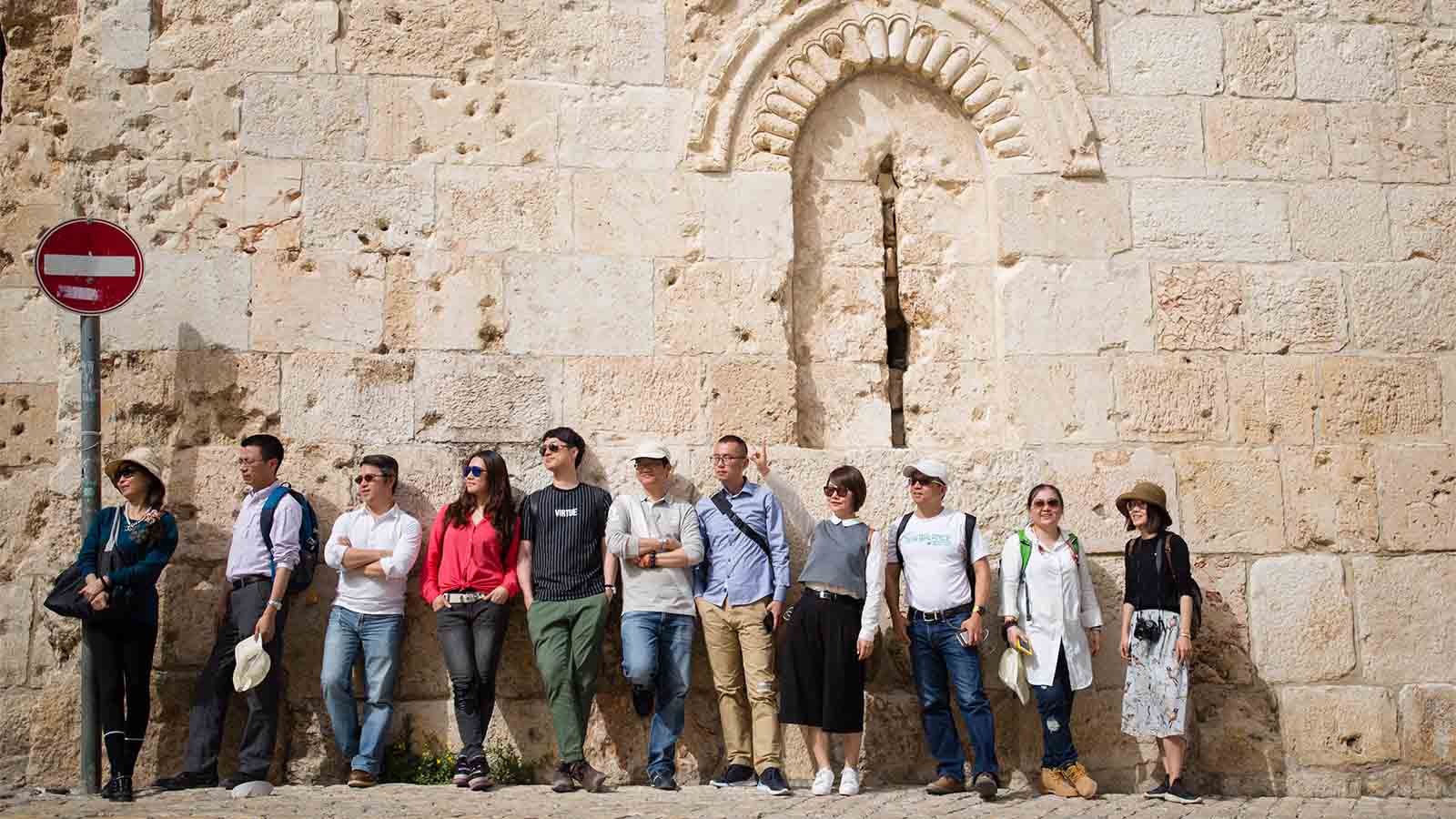 קבוצת תיירים בעיר העתיקה בירושלים. ארכיון למצולמים אין קשר לכתבה (צילום: קורינה קרן/ פלאש90)