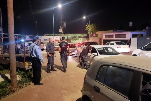 ארבעה תושבי לוד נעצרו לאחר שירו זיקוקים בזמן הצפירה ותקפו שוטרים