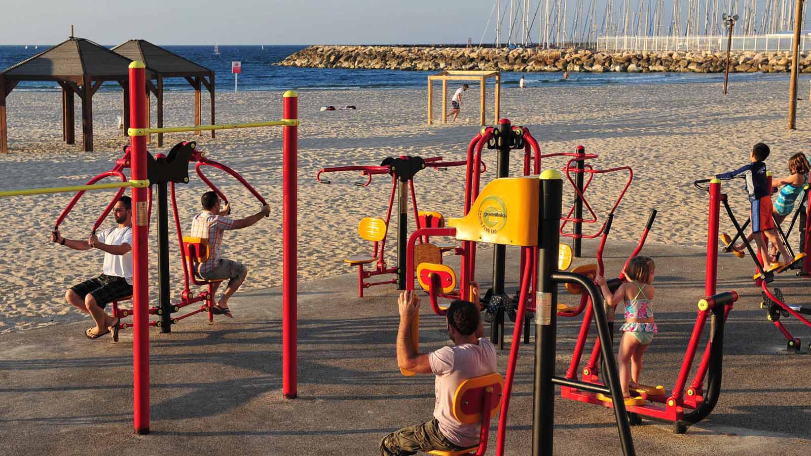 מתקני כושר ציבוריים בחוף בתל אביב. ״הפרט צריך למצוא זמן להשקיט את עצמו, לבלות זמן עם המשפחה, לדאוג לגייס כוחות״ (ChameleonsEye / Shutterstock.com)