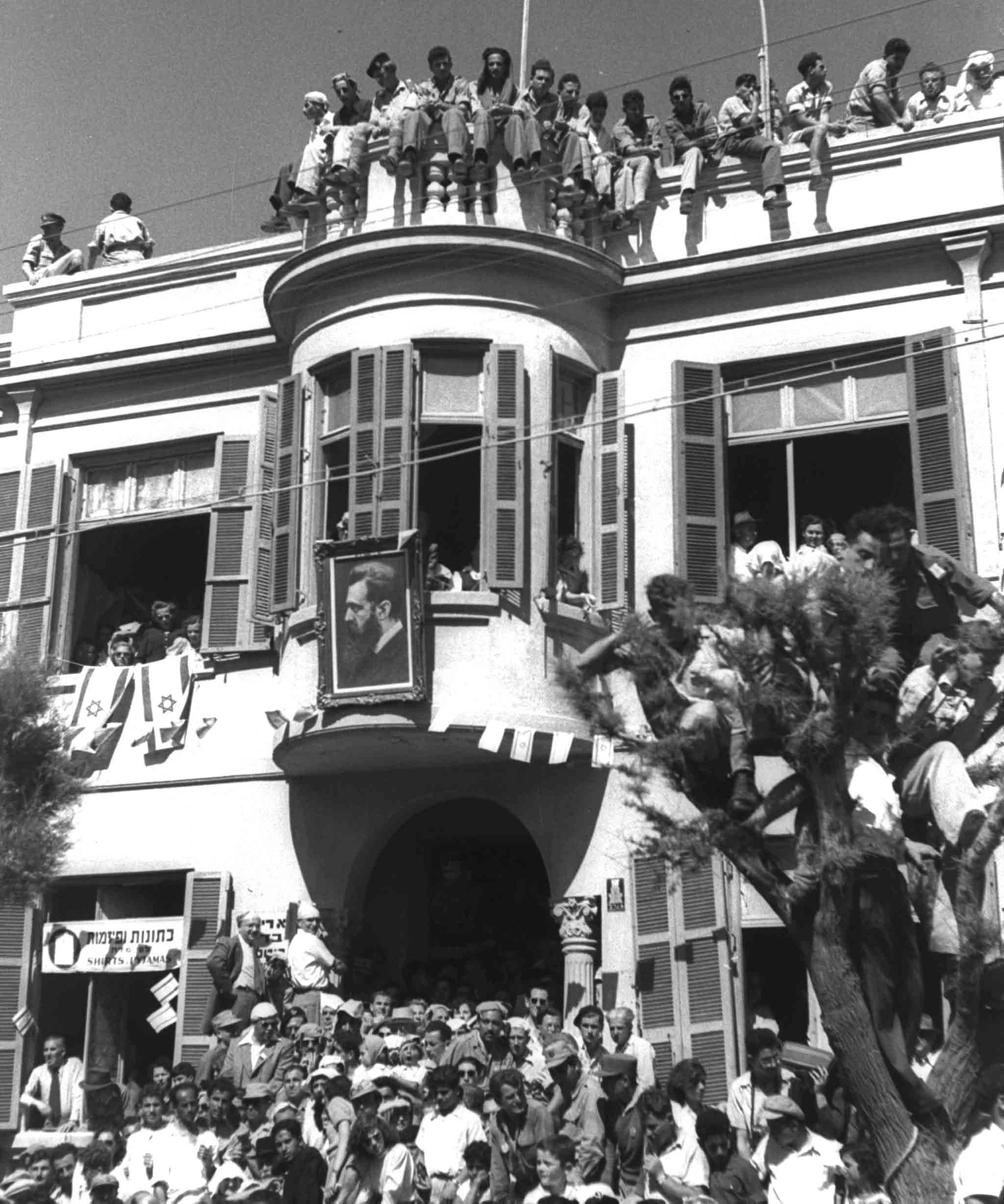 צופים במצעד יום העצמאות הראשון בתל אביב, 1949 (PINN HANS / לע&quot;מ) | אתר החדשות דבר