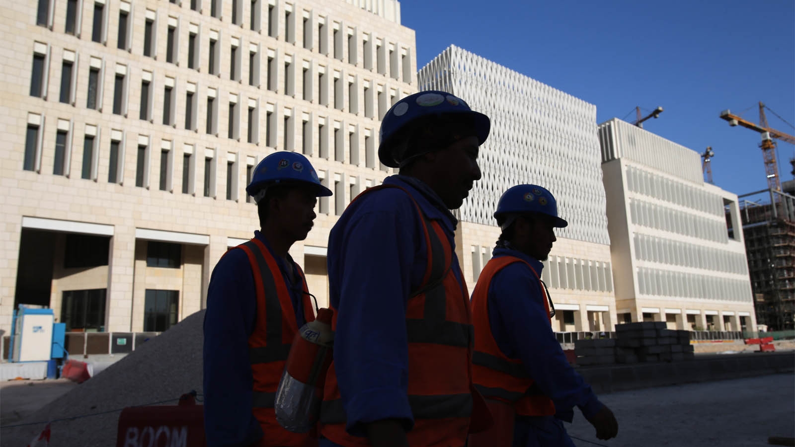 عمال البناء يغادرون موقع البناء في الدوحة قطر. أبريل 2019 (AP Photo / كامران جبريلي)