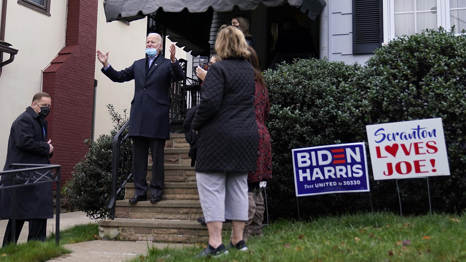 המועמד הדמוקרטי ג'ו ביידן בביקור בבית ילדותו בפנסיבלניה ביום הבחירות (צילום: AP Photo/Carolyn Kaster)