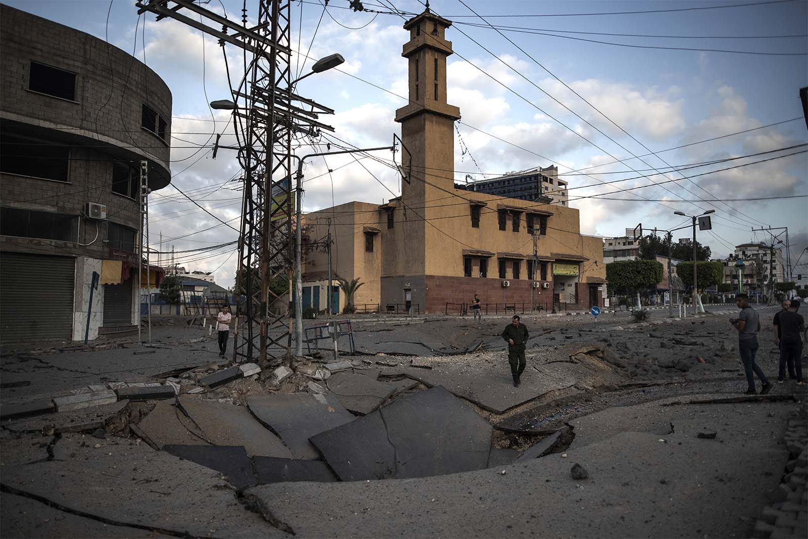 כביש שהתמוטט לתוך ה"מטרו" של החמאס לאחר תקיפה של חיל האוויר. ""עדיין לא ברורה מידת הפגיעה ב'מטרו' וכמה לוחמי חמאס נהרגו" (צילום: AP Photo/Khalil Hamra)