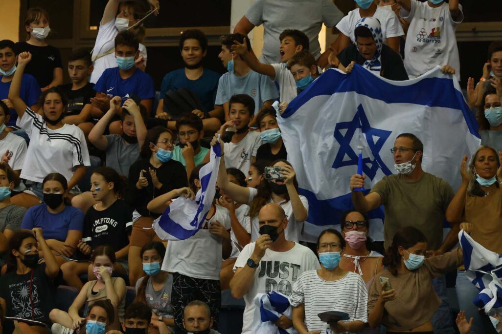 מאות אוהדים ביציע בווינגייט מעודדים את נבחרת ישראל מול איטליה (צילום: גלעד קוולרצ'יק, באדיבות איגוד הכדורמים)