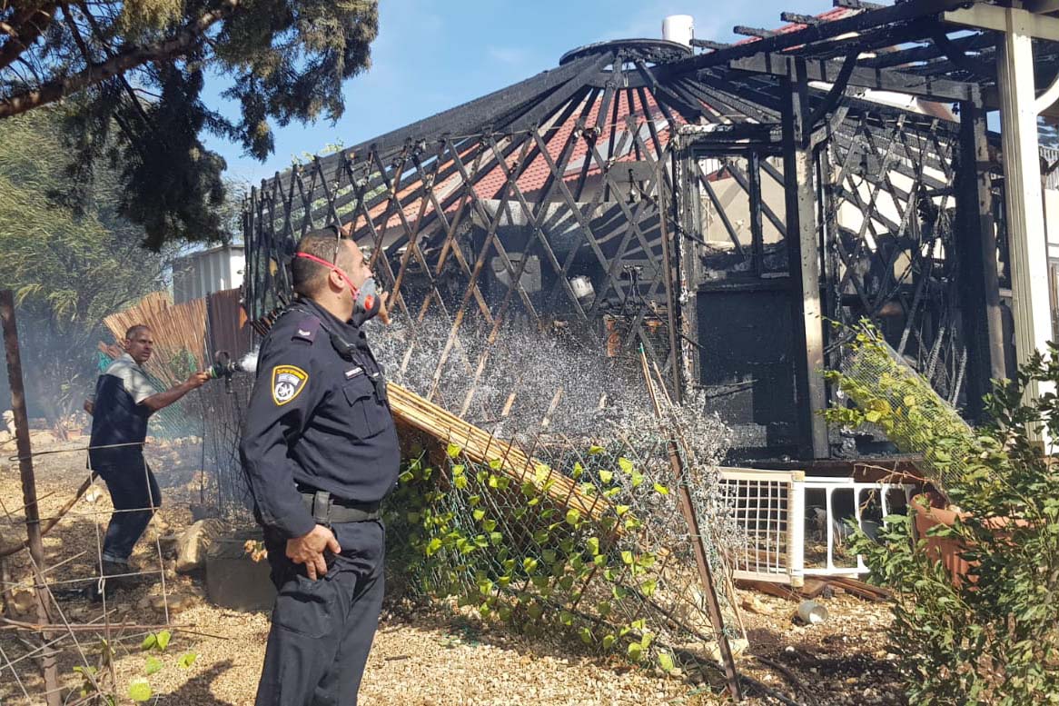בית שניזוק בשריפה בגיתה (צילום: דוברות המשטרה)