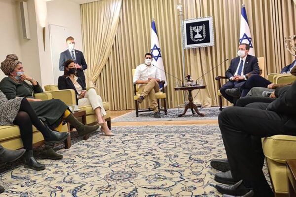 הנשיא נפגש עם משפחות הרוגי האסון במירון: 