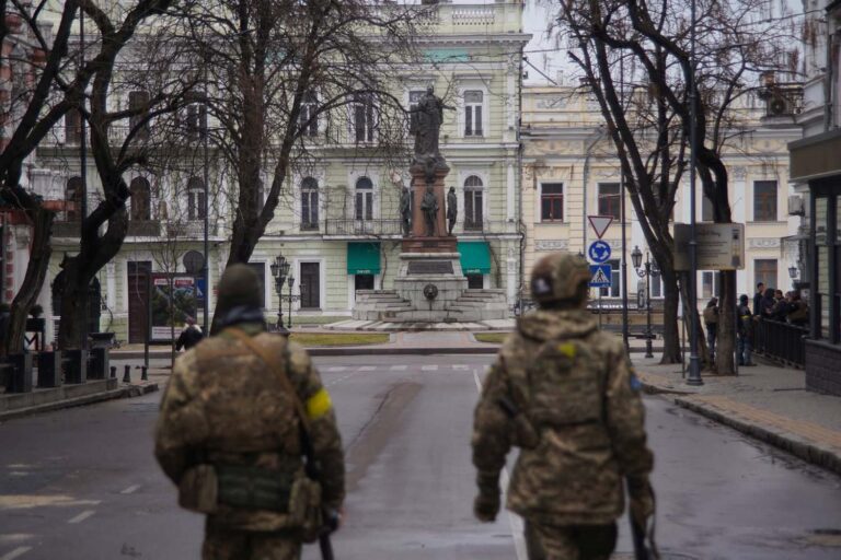 חיילים אוקראינים באודסה. "המלחמה מורגשת בעיקר על ידי השקט" (צילום: Separate Mechanised Brigade/Handout via REUTERS)
