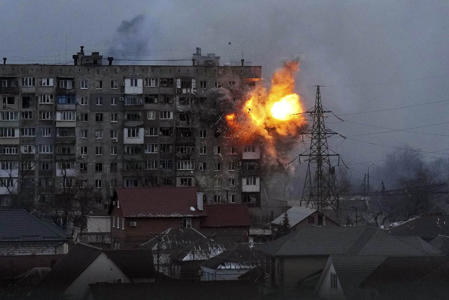 פיצוץ בבניין דירות במריופול. "לעולם לא אשכח את הקול הנורא הזה" (צילום ארכיון: AP Photo/Evgeniy Maloletka)
