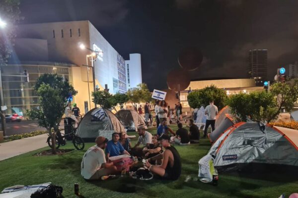 לילה ראשון של מחאה: האוהלים חזרו לרוטשילד, התקווה לא ממש
