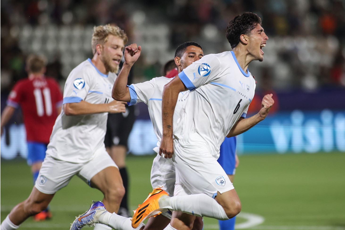 Omri Gandelman célèbre le but de la victoire contre la République tchèque dans l'uniforme de l'équipe nationale d'Israël U21 à l'Euro (photo : Assi Kiefer, Association israélienne de football)